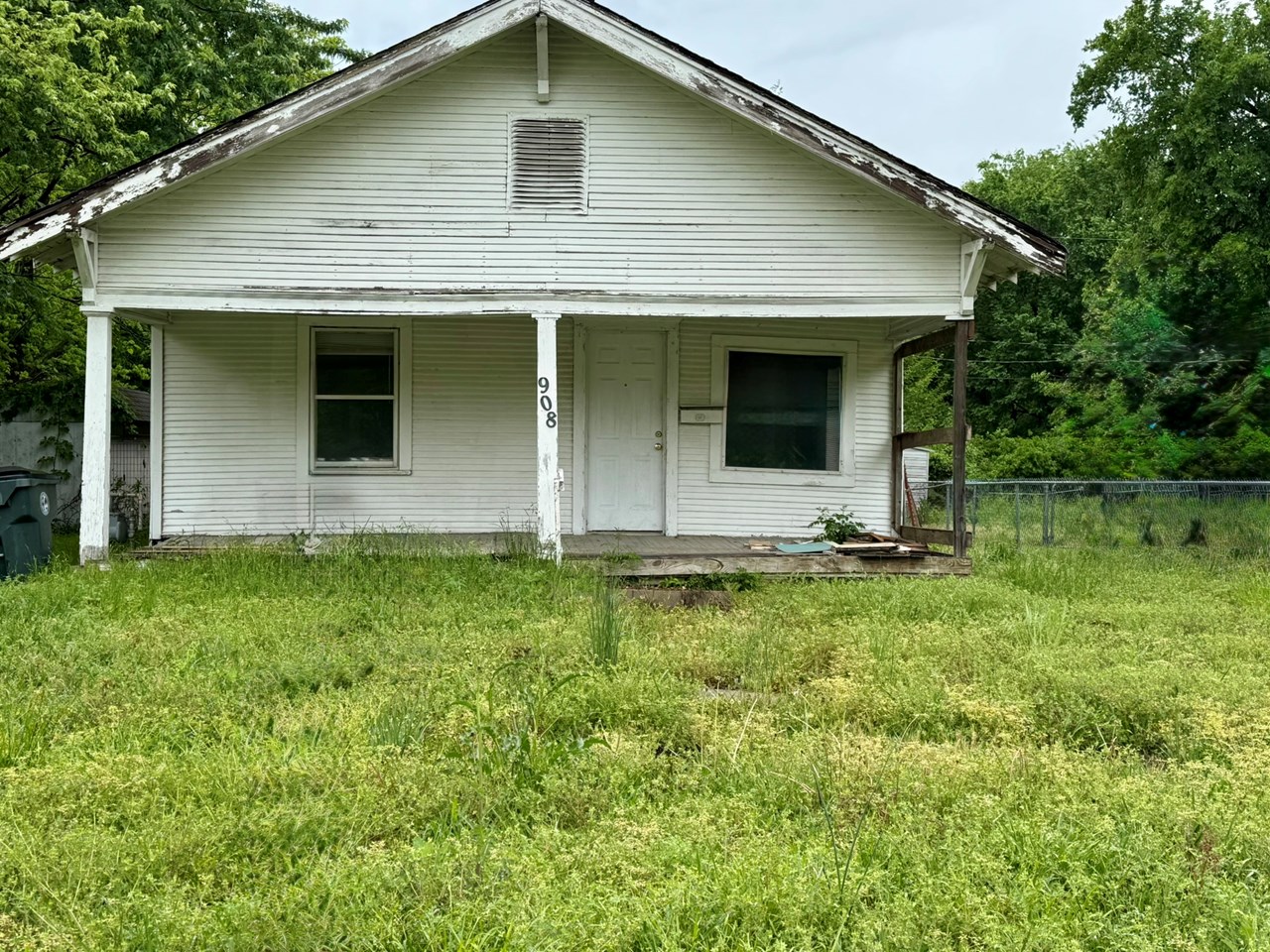 908 N Collins